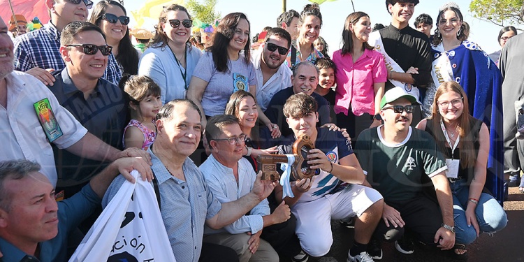 Color, ritmo y tradición: así arrancó la Estudiantina 2024 en Posadas