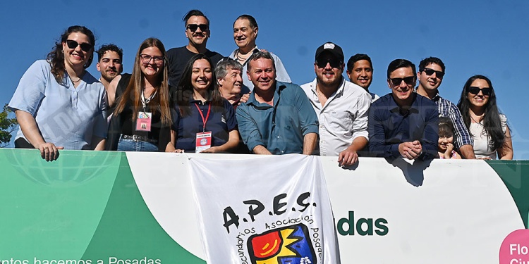 Color, ritmo y tradición: así arrancó la Estudiantina 2024 en Posadas