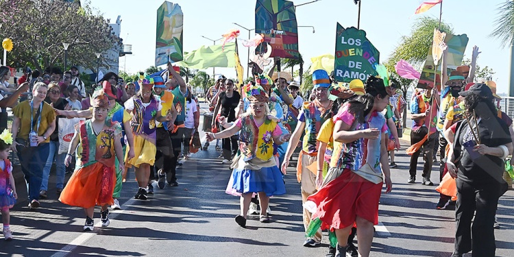 Color, ritmo y tradición: así arrancó la Estudiantina 2024 en Posadas