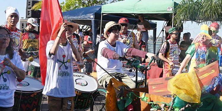 Color, ritmo y tradición: así arrancó la Estudiantina 2024 en Posadas