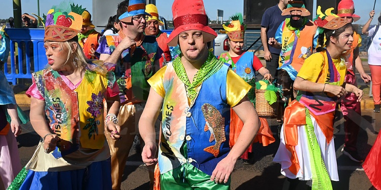 Color, ritmo y tradición: así arrancó la Estudiantina 2024 en Posadas