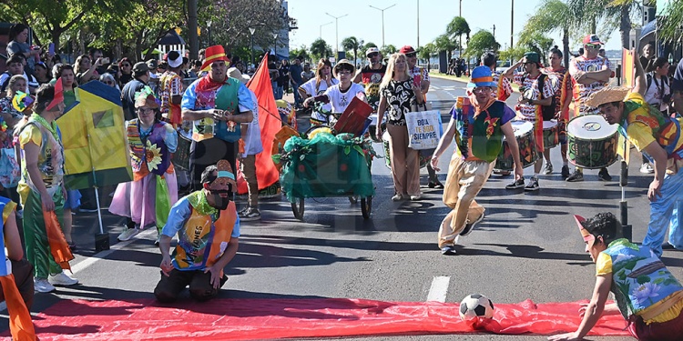 Color, ritmo y tradición: así arrancó la Estudiantina 2024 en Posadas