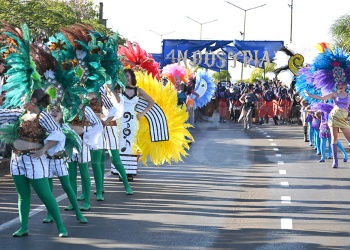 Color, ritmo y tradición: así arrancó la Estudiantina 2024 en Posadas