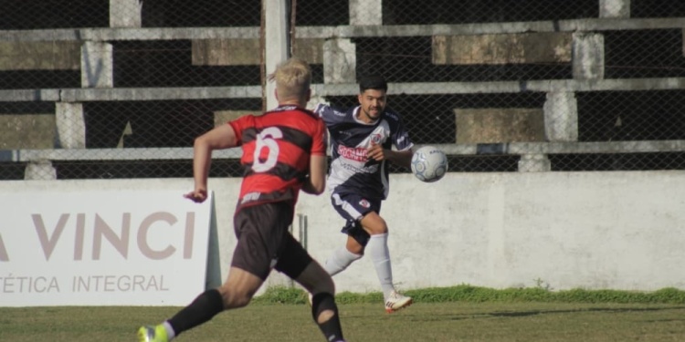 POR UN PASITO MÁS. Guaraní viene de sacar del camino a River de Santa Rita.