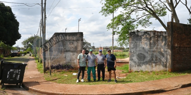 PREOCUPADOS. Un grupo de vecinos se reunió para plantear su inquietud. El mayor flagelo es la inseguridad que acecha a los comercios de la zona y a las personas mayores que habitan en los alrededores de la cancha de juego.