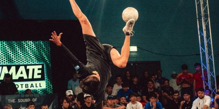 ALTA CALIDAD. Chávez y uno de los “trucos” que realizó en el Mundial.