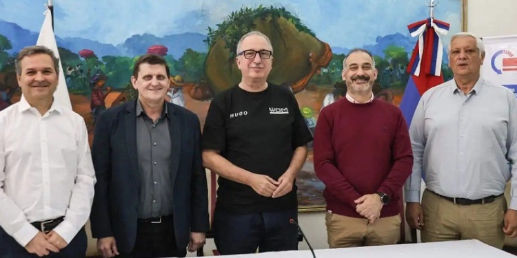 MÁS OPORTUNIDADES. Passalacqua y Safrán al medio en el relanzamiento.