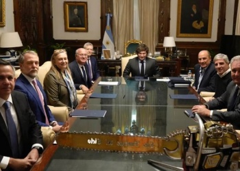 Tras las elecciones y la suba del dólar, Milei y Caputo se reunieron con el titular del BID