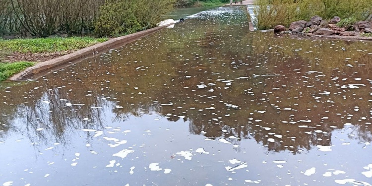 NO SE PASA. El agua cubrió el puente de acceso al Moconá.