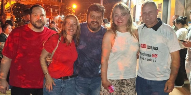 NUEVAS AUTORIDADES. Horacio Barua junto a sus compañeros de la lista Azul durante el festejo.