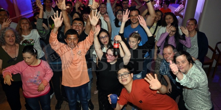 TODOS A BAILAR. Escuelas de educación especial de Posadas realizaron su fiesta anual de primavera llena de baile y alegría.