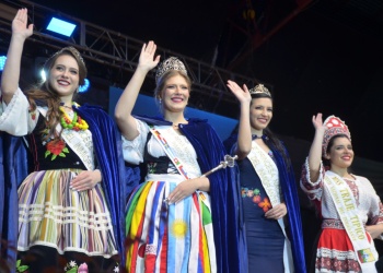 Por el mal tiempo, reprogramaron el desfile inaugural de la Fiesta Nacional del Inmigrante