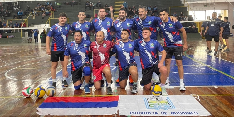 PRIMER PASO. El equipo masculino de vóleibol debutó con una victoria.