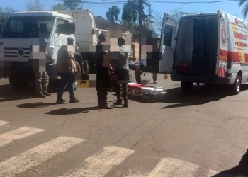 Una pareja a bordo de una moto terminaron lesionados, tras la colisión con un camión