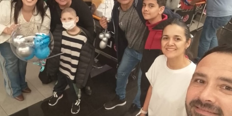 BIENVENIDA. La postal de la familia en Buenos Aires.