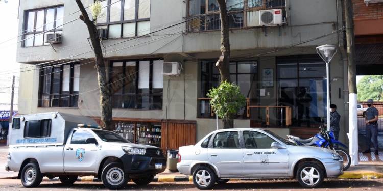 AUDIENCIA ANTE EL FISCAL. El imptuado fue junto a su abogado para firmar el abreviado en el Tribunal de Eldorado.