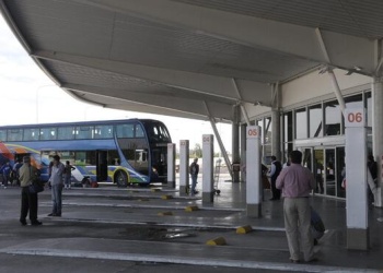 Confusión en la Terminal: se equivocó de colectivo, su madre terminó en Córdoba y él en Loreto