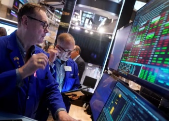 El riesgo país supera los 1.000 puntos y se desploman las acciones argentinas