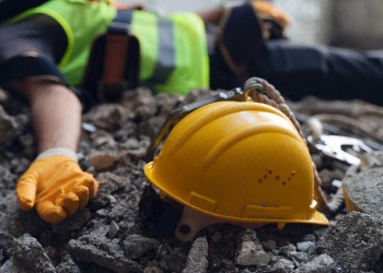 Un obrero en terapia intensiva y otro lesionado tras caídas de andamios