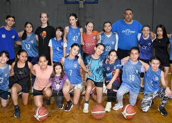 Las chicas hacen picar la naranja