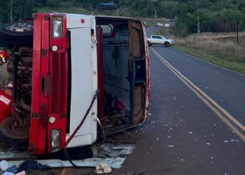 Colectivo con más de 20 pasajeros despistó y volcó sobre la ruta 103: hay varios heridos