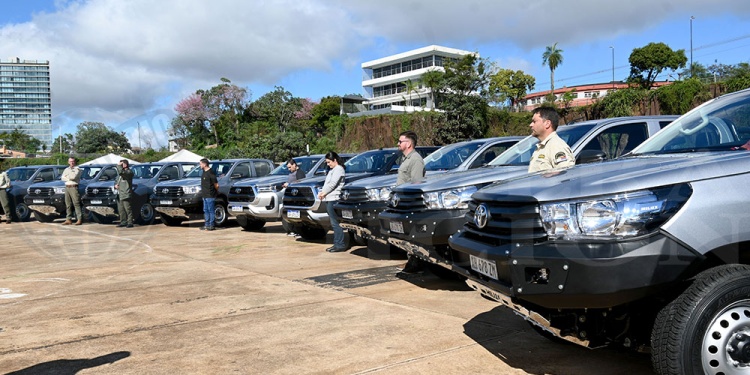 UNA BUENA. Guardaparques de distintos puntos de la provincia recibieron las nuevas unidades para el desarrollo de su labor de contralor.