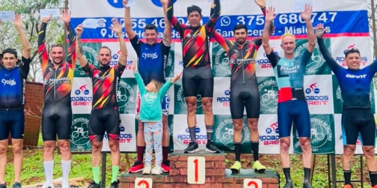 POR MÁS. Enrique, en lo alto. La próxima será en Posadas, el 21 de este mes.