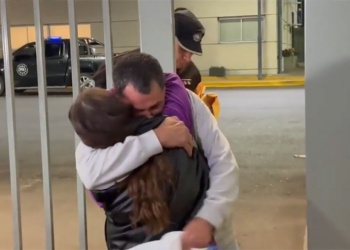 El vuelo con argentinos deportados por Estados Unidos llegó hoy a Ezeiza