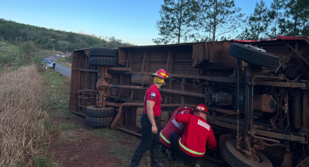 El despiste y vuelco en Campo Ramón dejó 23 heridos, entre ellos, 11 menores