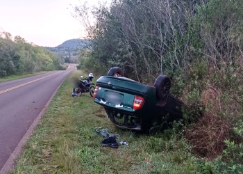 Buscan a dos jóvenes tras despiste y vuelco de un automóvil