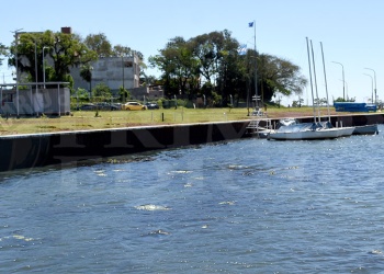 Polémica por el futuro de la Bahía El Brete: “Nosotros no estamos en condiciones de desalojar”
