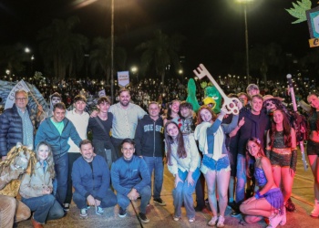 Alem vivió la apertura de la Estudiantina con un colorido desfile de colegios