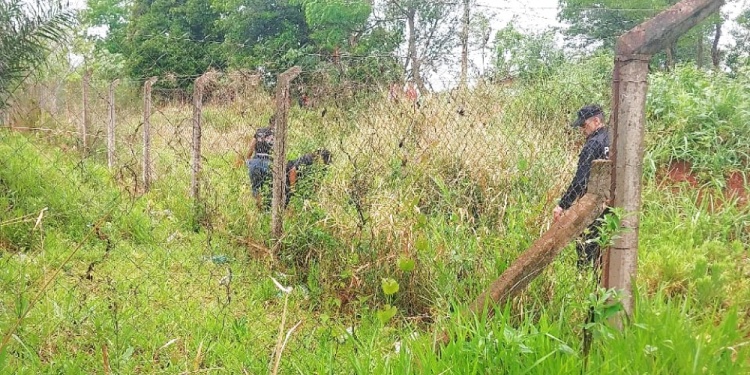 ESCENA. Detrás del cerco de un colegio hallaron muerto al joven.