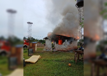 Buscan a un hombre acusado de incendiar la casa de su ex pareja en Aristóbulo del Valle