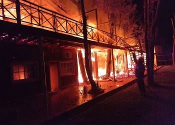 Incendio destruyó diez cabañas en un complejo turístico de Mojón Grande