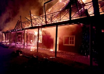 Incendio destruyó diez cabañas en un complejo turístico de Mojón Grande