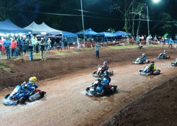Karting sobre tierra: la noche, al final, tuvo su revancha