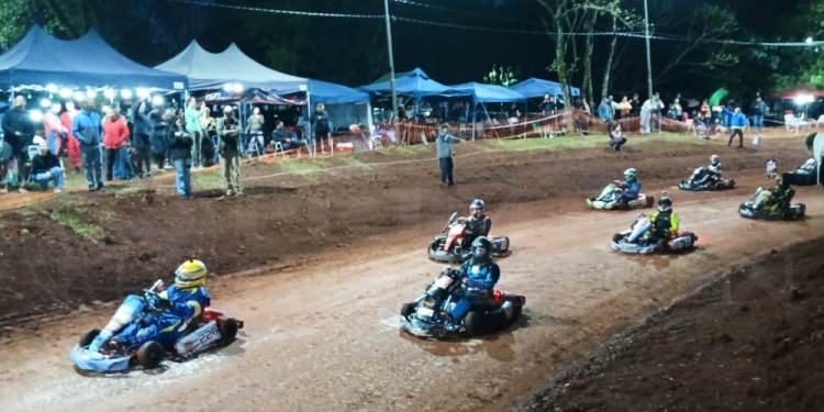 POSTAL. Así lució anoche el kartódromo Mauro Nichueda, totalmente iluminado para las últimas finales del día. (Foto A.Smialkowski).