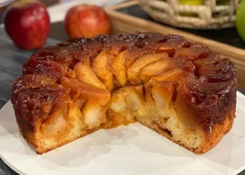 Cómo hacer una torta invertida de manzana sin harina ni horno