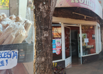 La particular propuesta de una panadería de Montecarlo: “Si necesita, lleve”