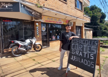 Un peluquero de Posadas ofrece cortes gratis a jubilados: “Quiero dar un granito de arena desde mi profesión”