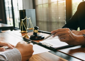 Agobiados por deudas, asalariados recurren a la quiebra para frenar descuentos compulsivos