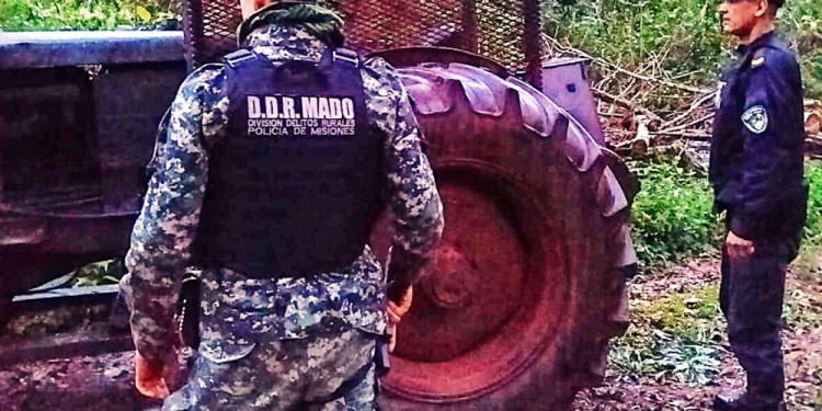 POLICÍAS RURALES. Uno de los tractores bajo custodia después del robo en Mado,