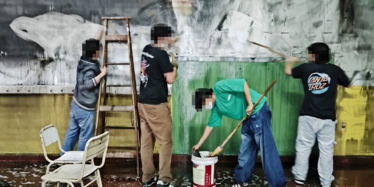 NIVEL INICIAL. Alumnos de la Normal limpiaron el Nivel Inicial tras los destrozos ocasionados por la molotov.