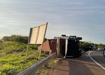 Un camión volcó en el acceso sur y el conductor sufrió lesiones leves