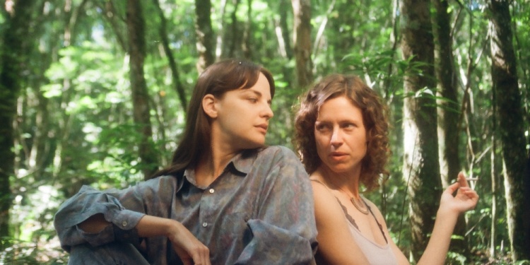 Y LA INTENSA LLUVIA. Sabina Buss y Bárbara Hobecker protagonizan esta ficción dirigida por Guillermo Rovira, que tendrá su estreno oficial en el 22° Festival de Oberá en Cortos.