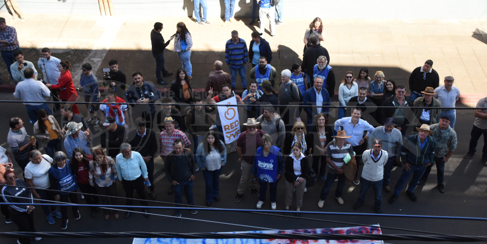 Posadas: protesta y asamblea de productores yerbateros frente al INYM
