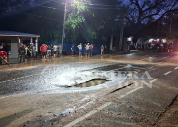 Caño roto provocó anegamiento y pérdidas materiales en pleno barrio de Posadas