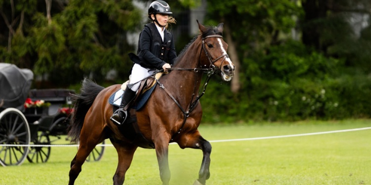 EN LO MÁS ALTO. Amelie Brahin se quedó con la corona en 90 centímetros.