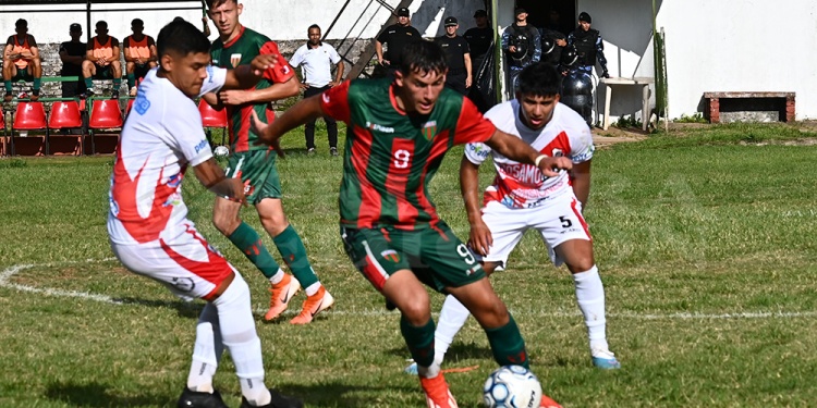 SE JUEGA. En Villa Urquiza, Brown recibe a Guaraní, en el destacado de la fecha. (Archivo)